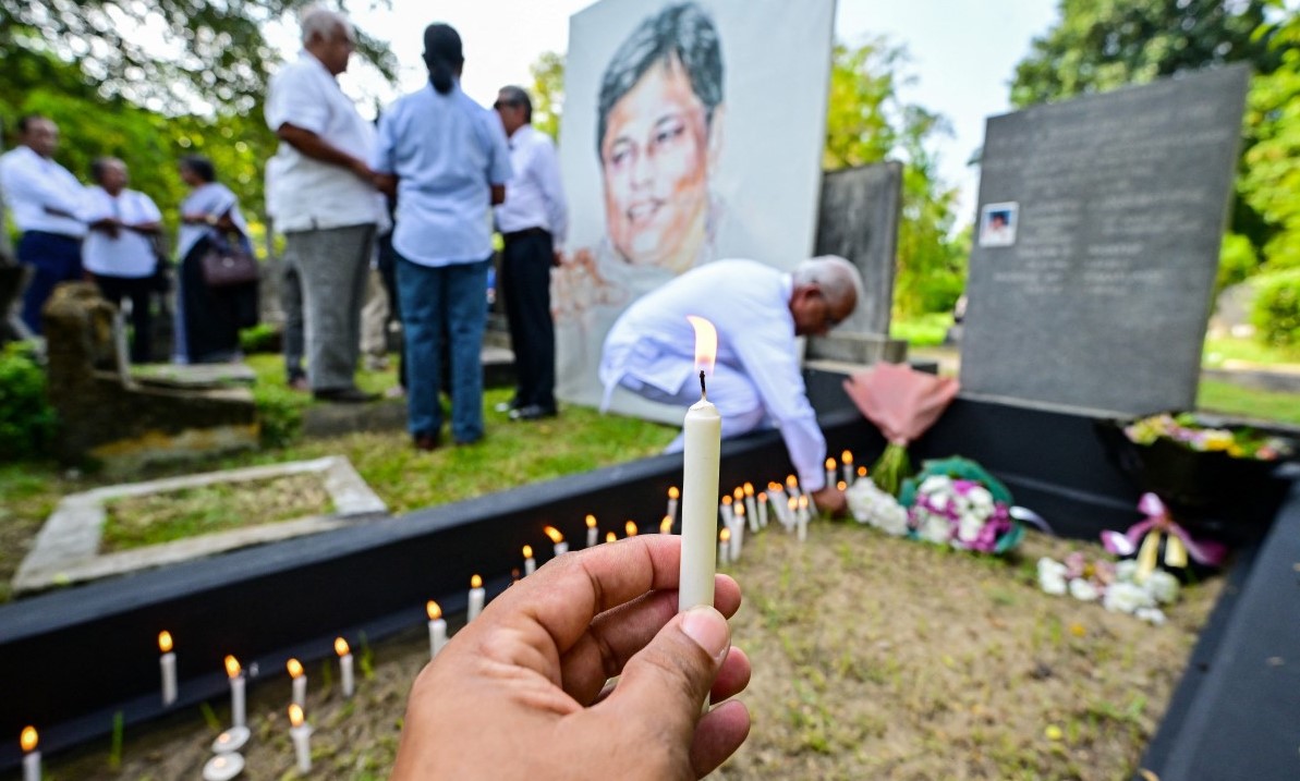 Mourners light candles at the grave of assassinated senior journalist Lasantha Wickrematunge, to commemorate the 16th anniversary of his death, in Colombo on January 8, 2025. Credit: Ishara S. Kodikara / AFP